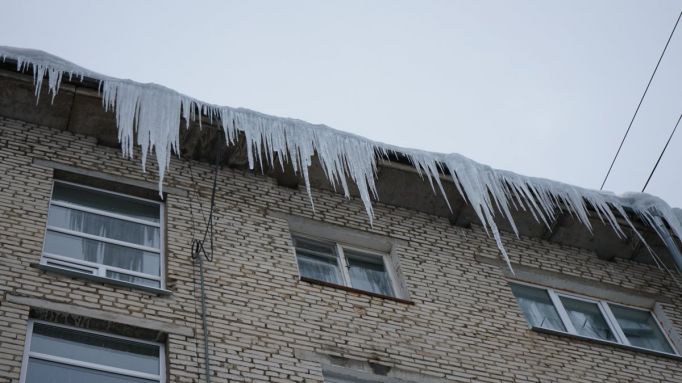 Щекинская прокуратура проверяет очистку крыш домов от снега и наледи