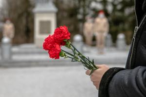 Тульские десантники возложили цветы к памятнику погибшим солдатам в ЛНР.