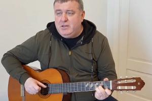 Илья Беспалов спел для тульских женщин.
