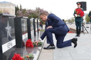 Алексей Дюмин возложил цветы к стелам городов-героев.