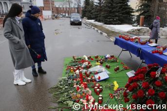 Стихийный мемориал в память о жертвах теракта в московском «Крокус Сити Холле»