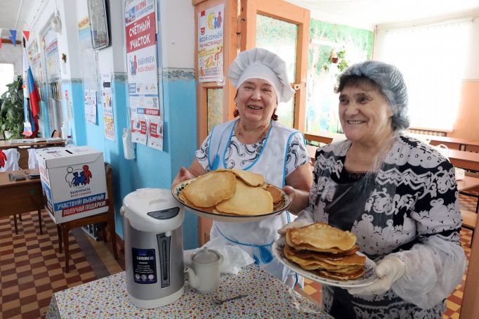 В Огаревке Щекинского района голосующих на выборах угощают блинами и чаем