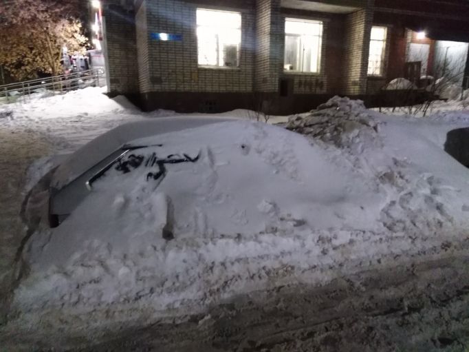 Жители Щёкино проложили дорожку по заваленной снегом машине