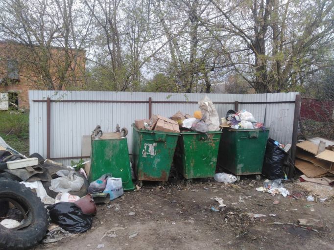 В Щекино хулиганы-вандалы повадились переворачивать мусорные контейнеры вверх дном 