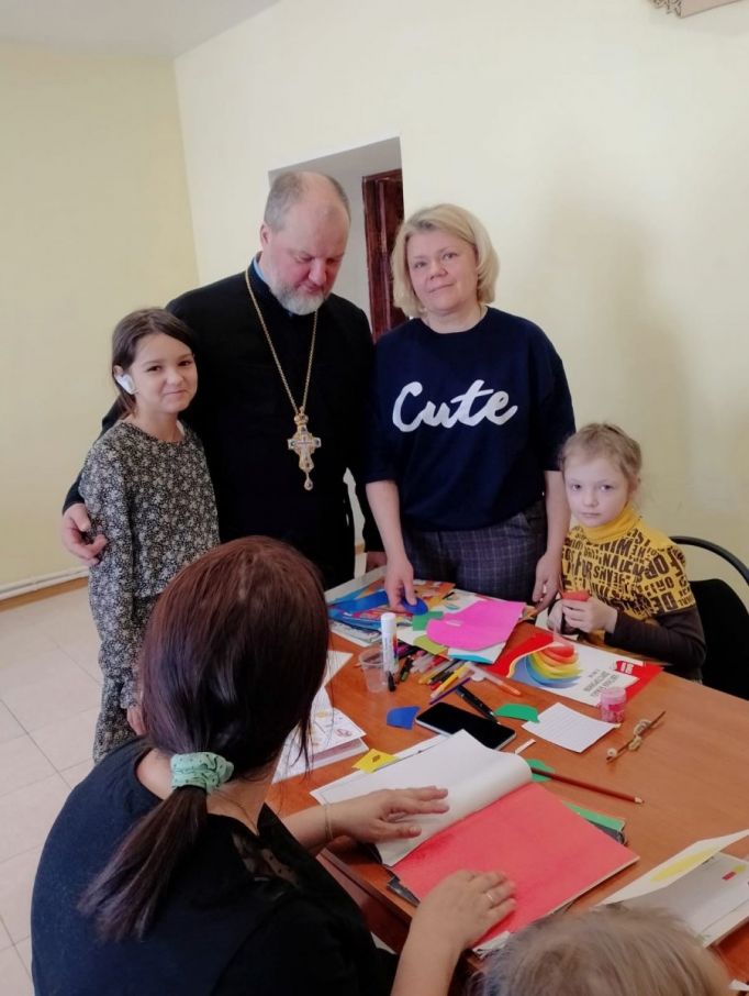 Благочинный Белевского округа: Дети с радостью изготовили пасхальные открытки для бойцов