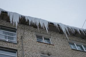 Щекинская прокуратура проверяет очистку крыш домов от снега и наледи.
