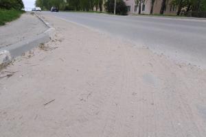 Туляки сетуют, что песок, оставшийся после зимы, с дорог не удаляют.