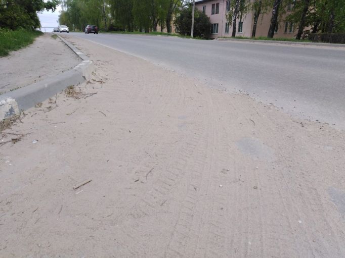 Туляки сетуют, что песок, оставшийся после зимы, с дорог не удаляют