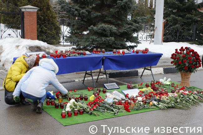 Стихийный мемориал в память о жертвах теракта в московском «Крокус Сити Холле».