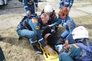 Военнослужащих Тульского спасательного центра проверили на право вести аварийно-спасательные работы .