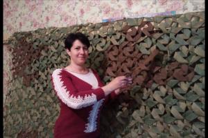 Пенсионеры из Ясногорского района плетут маскировочные сети воинам СВО.