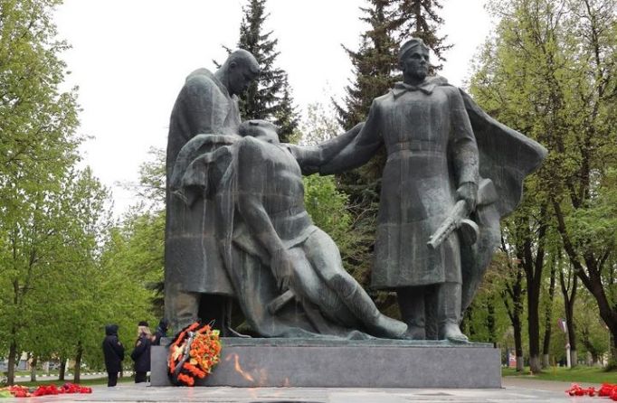 Новомосковцы поздравили с Днём Победы жителей Бобруйска