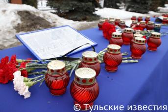 Стихийный мемориал в память о жертвах теракта в московском «Крокус Сити Холле»