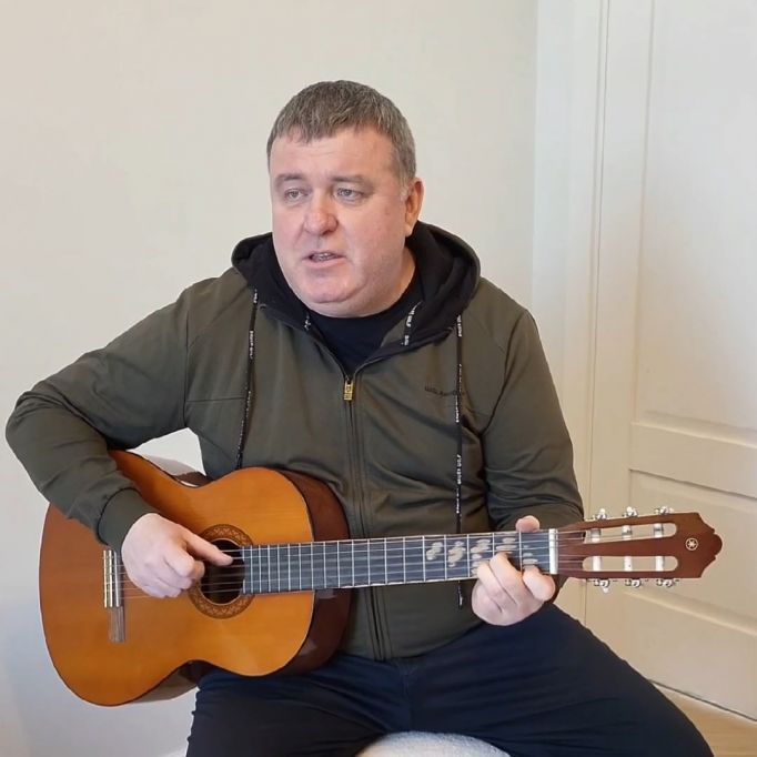 Илья Беспалов спел для тульских женщин