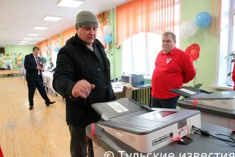 Туляки голосуют на избирательном участке имени Аркадия Шипунова