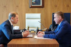 Денис Мантуров и Алексей Дюмин обсудили развитие промышленности в Тульской области.