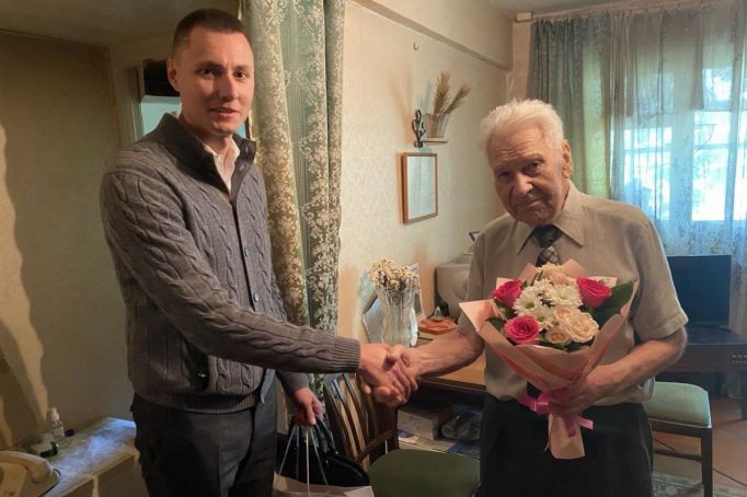 Андрей Тихонов вручил подарки туляку-участнику Великой Отечественной войны