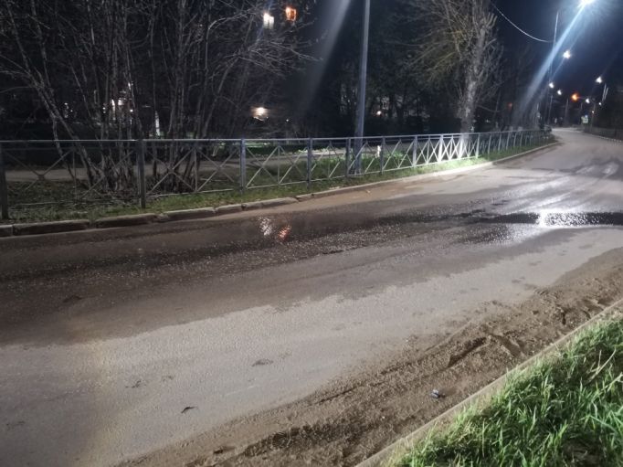 Мотоциклист в Новомосковске врезался в бордюрный камень 