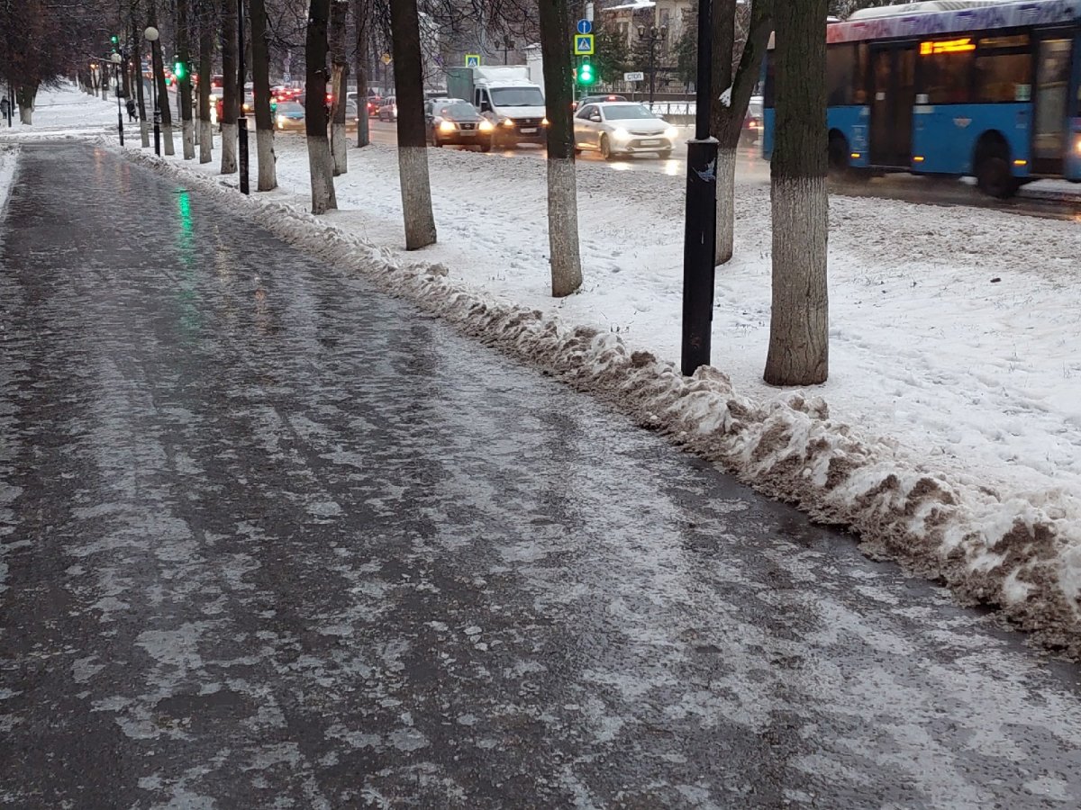 Гололед на тротуаре. Противогололедные реагенты. Ледяной дождь в Туле. Гололед каток. Гололед реагенты.