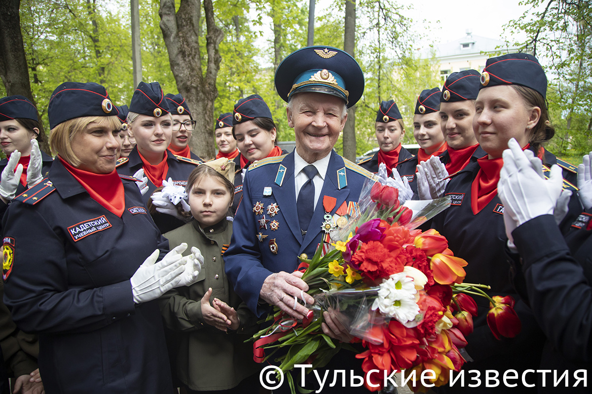 В преддверии 9 мая. Медали ветеранов на 9 мая. Парад 9 мая в школе. Кадеты поздравили ветеранов с днем Победы Тула. Парад 9 мая 2011 Тула.