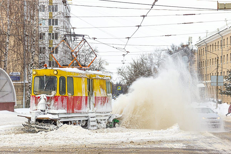 В Туле снегоуборочный трамвай засыпал пешеходов грязным снегом