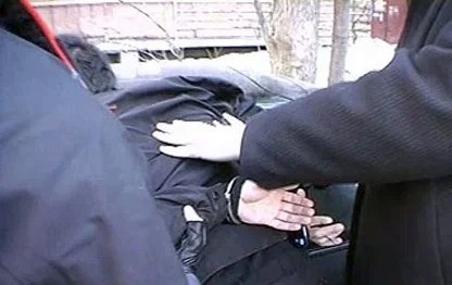Щекинец не давал соцработникам помочь больной матери и избил полицейского