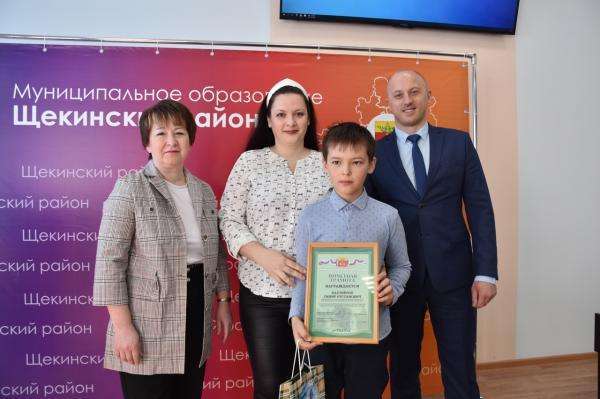 В администрации Щекинского района наградили Тимира Бахтиерова