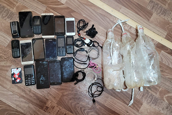 Сидельцам новомосковской ИК-6 пытались перебросить мобильные телефоны