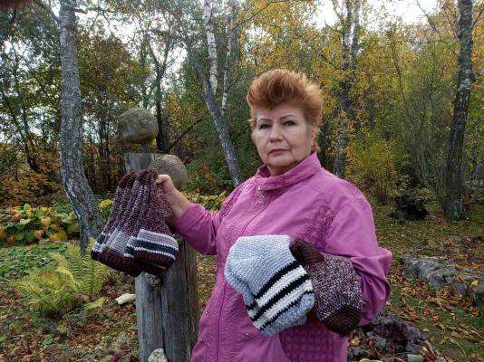 Елена Скорикова из Одоевского района связала 100 пар носков для военных