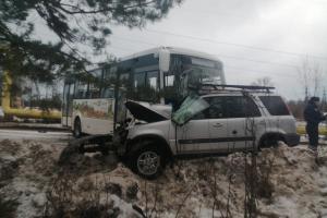 В Тульской области автобус с рабочими столкнулся с легковым автомобилем.