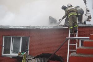 Утром при пожаре в Донском у дома обрушилась крыша .