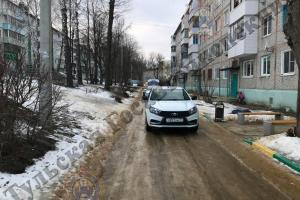 В Новомосковске 8-летняя девочка на тюбинге попала под колеса Lada.