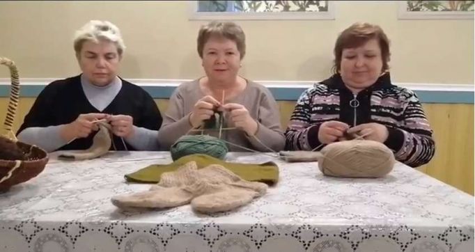 Женщины Богородицкого района вяжут теплые носки для участников спецоперации 