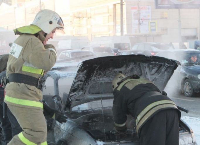    Горевший на Зеленстрое "Опель" тушили восемь пожарных (ФОТО)