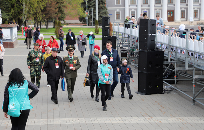 Более 100 туляков помогали ветеранам на параде Победы