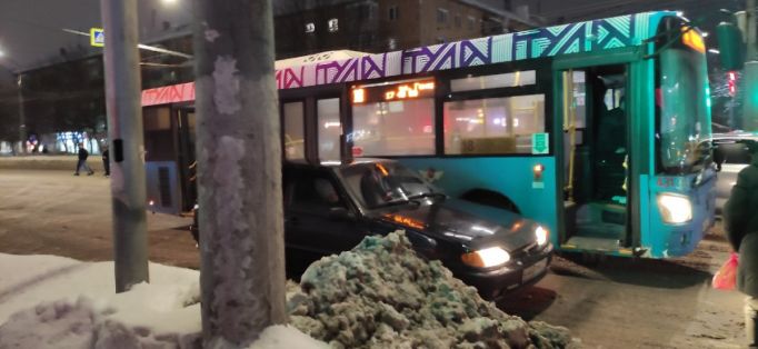В Туле 18-й автобус попал в ДТП на проспекте Ленина