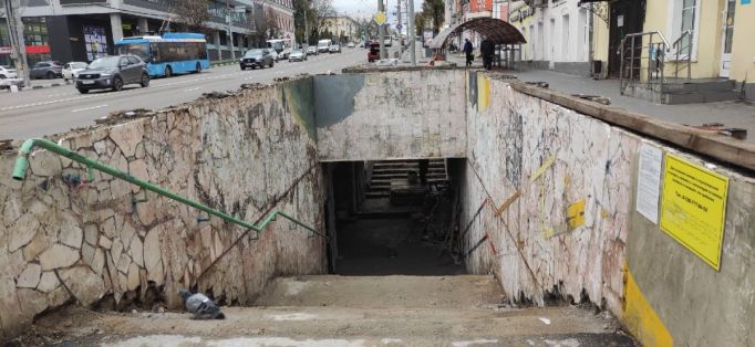 В Туле ремонтируют пешеходный переход на Каминского