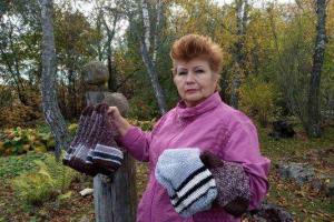 Елена Скорикова из Одоевского района связала 100 пар носков для военных.