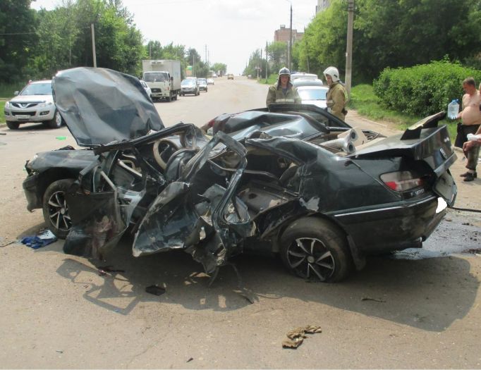 В Ефремове погиб водитель врезавшейся в столб машины