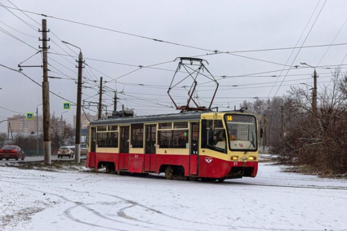 В центре Тулы легковушка застряла в снегу на трамвайных путях