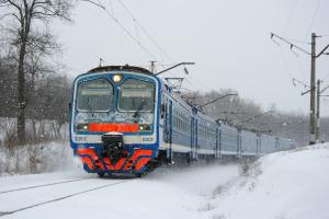 Снегопад не повлиял на график движения пригородных и пассажирских поездов.