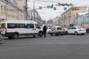 Авария с участием маршрутного такси произошла на перекрестке проспекта Ленина и улицы Советской.