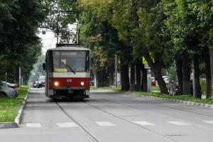 Трамваи встали и на улице Ложевой .