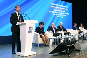 Медведев: Партия и Правительство РФ будут совместно выполнять майский указ Президента РФ.