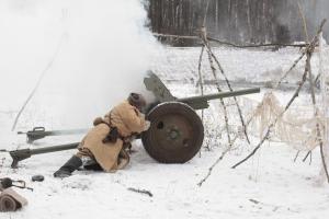 Гвардеец-артиллерист Шибут и подбитая самоходка.