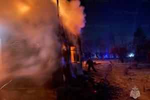 В Заокском районе полностью сгорел дом и пострадал его обитатель.