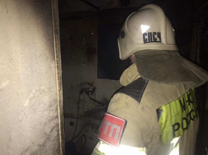 Во время пожара в Туле огнеборцы вывели из задымленных помещений 20 человек