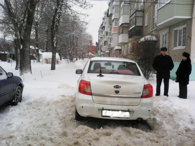 В одном из дворов Новомосковска водитель задним ходом сбил пенсионерку 