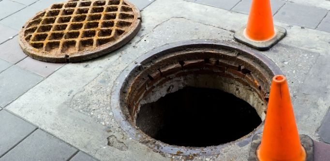 В Щекинском районе мужчины похищали канализационные люки