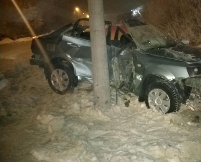 Водитель и пассажир легковушки, влетевшей в столб в Щекино, погибли на месте 
